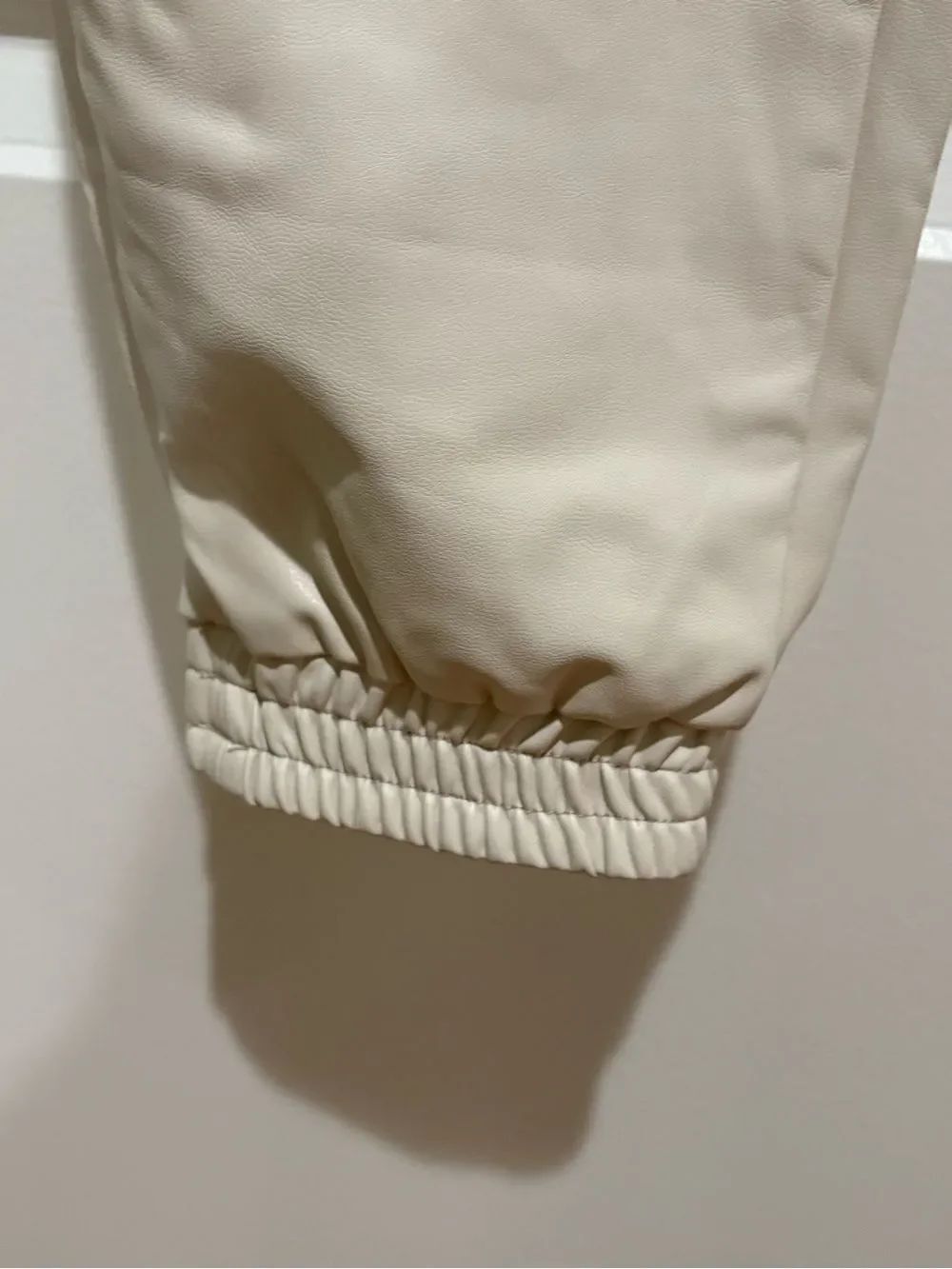 Abercrombie & Fitch Cream Vegan Cargo Joggers - Picture 4 of 7